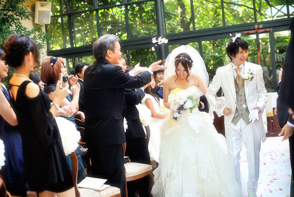 フラワーシャワーを浴びる新郎新婦