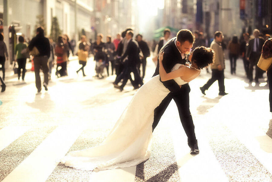 街中の新郎新婦