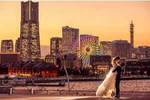 新婦を持ち上げる新郎