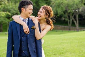 公園でフォトウェディングを楽しむ新郎新婦