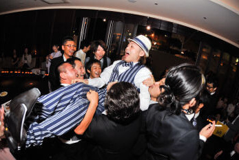 結婚式の二次会で胴上げされる新郎