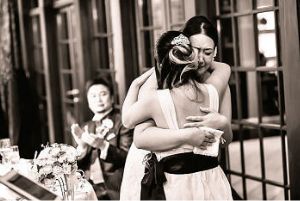 友人の祝福の手紙で感動する新婦