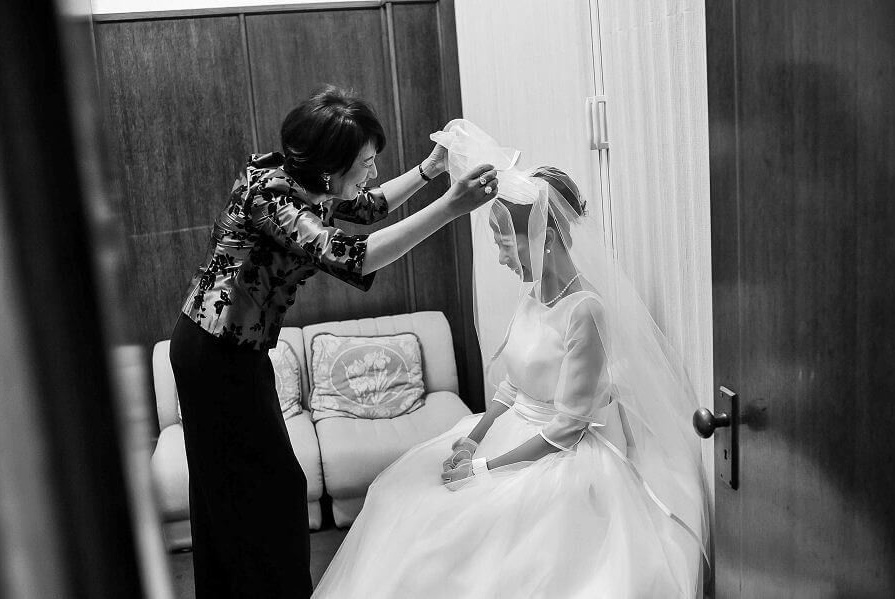 結婚式前の母からのベールダウン