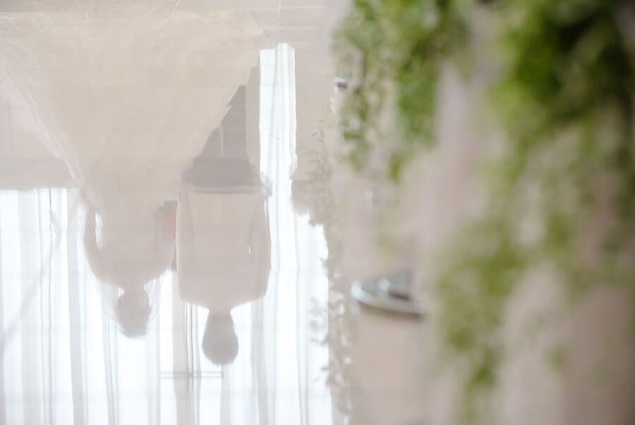 バージンロードに写る新郎新婦