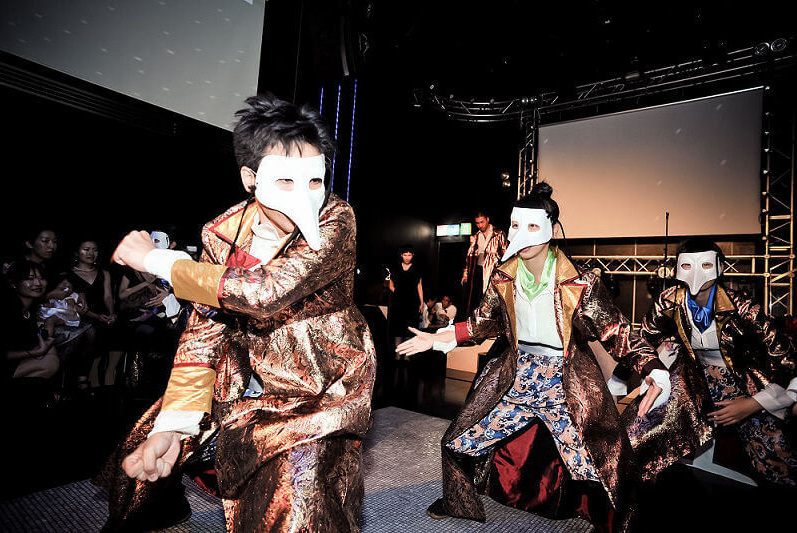 二次会パーティーで余興のダンス