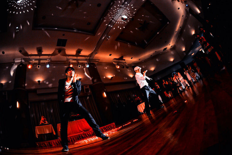 友人による余興の踊り