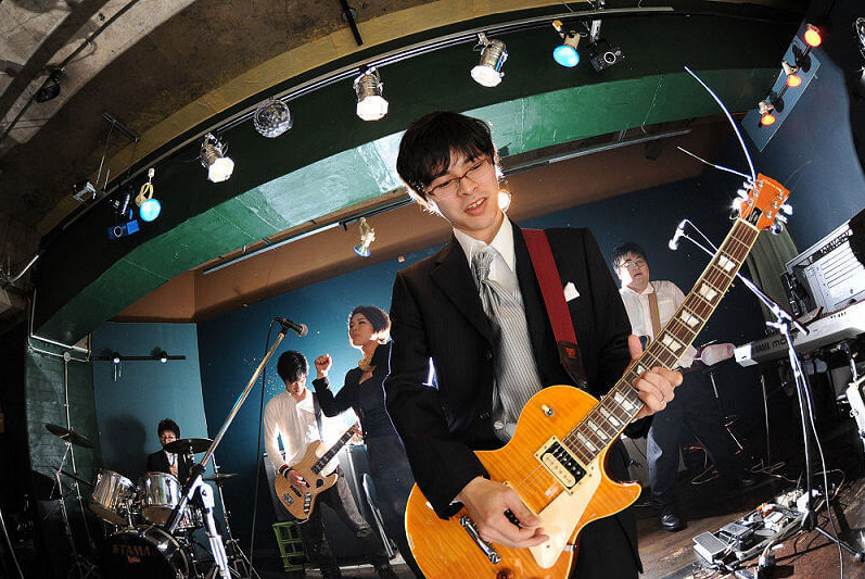 二次会で新郎のギターバンド演奏