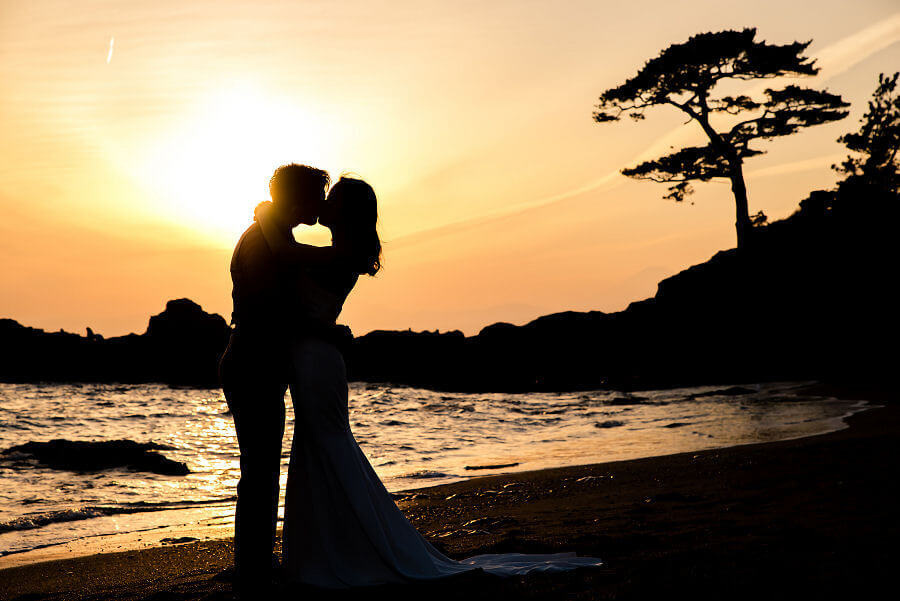 夕日と新郎新婦のシルエット