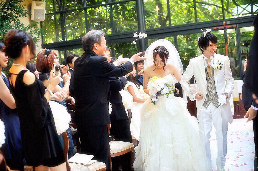 ふたりを祝福するフラワーシャワー