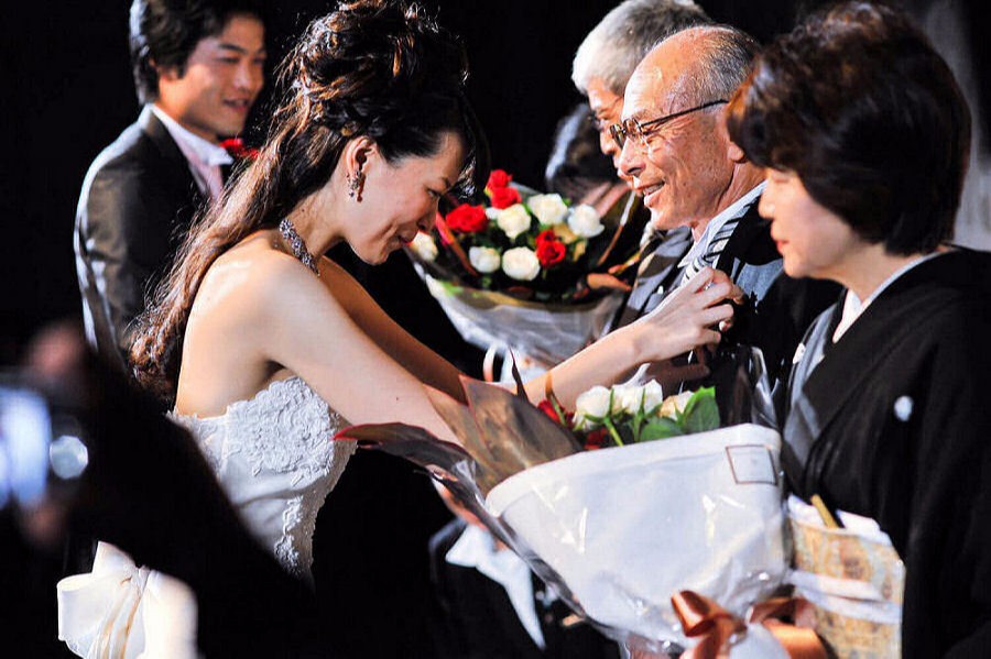 ご両親へ花束贈呈