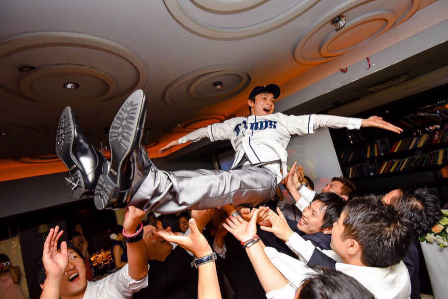 盛り上がる二次会スナップ写真