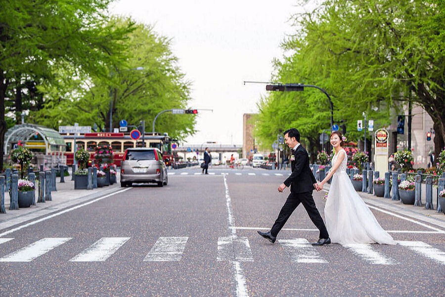 前撮りで横断歩道を渡るショット