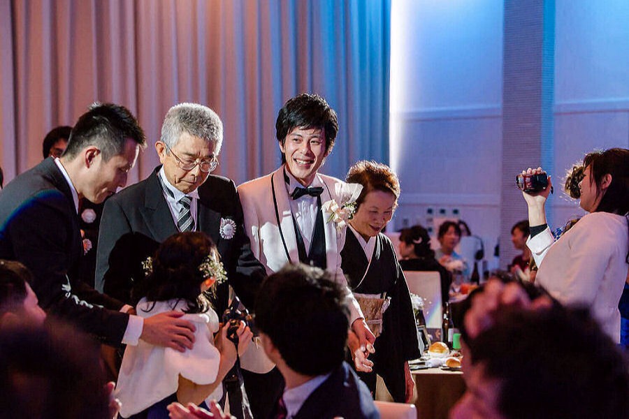 中座する新郎とご両親