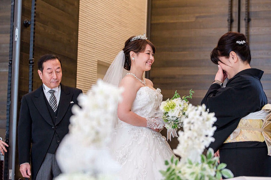 挙式前のベールダウンで感動する母