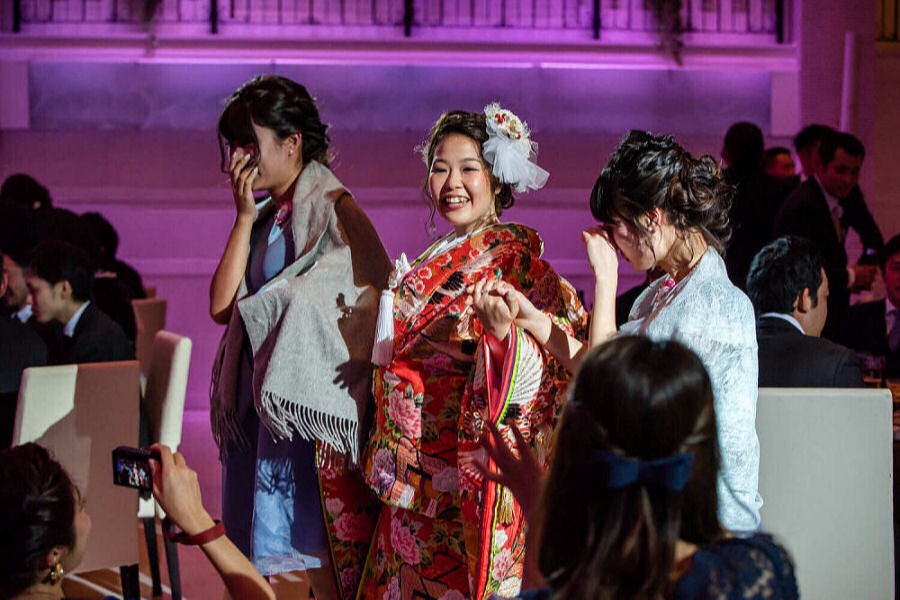 中座する新婦と感動する友人