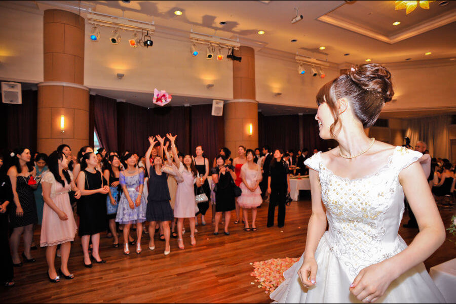 新婦ブーケトスのスナップ写真