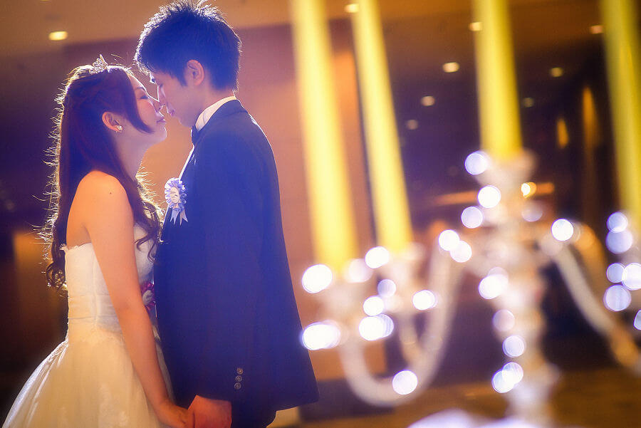 向かい合う新郎新婦