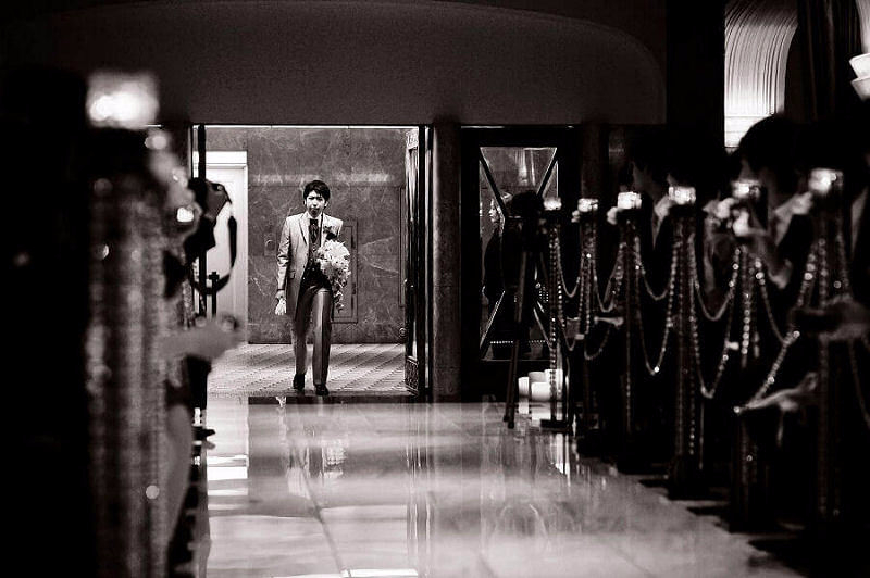 チャペルに入場する新郎