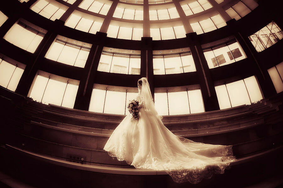 ホテルの大階段で新婦のソロショット