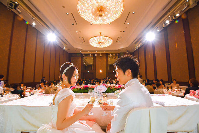 披露宴で乾杯する新郎新婦