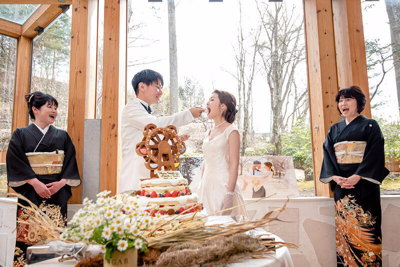 ケーキカット後のファーストバイト