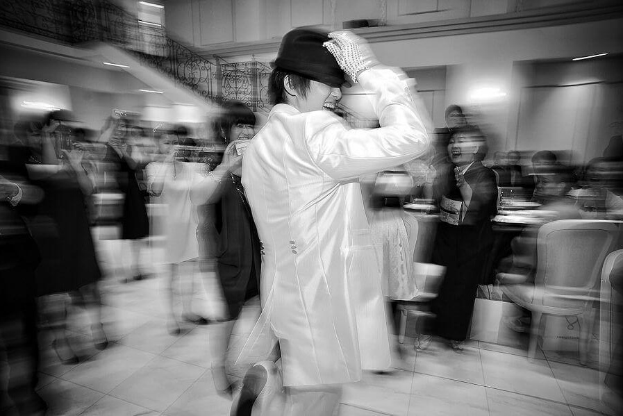 動きのある新郎ダンス