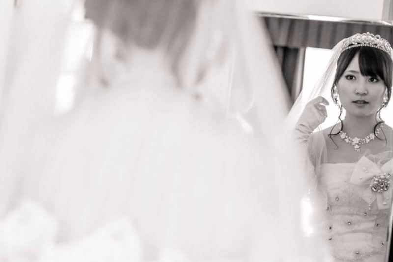 新婦お仕度のメイクルームでの写真撮影ショット