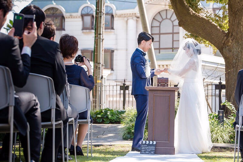 横浜べーリックホールでの結婚式の指輪交換シーン