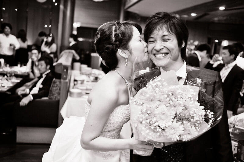 新婦から新郎へキス