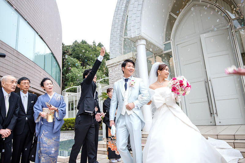 挙式後のフラワーシャワー