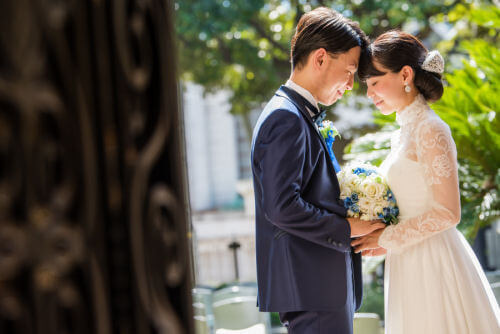 向かい合う新郎新婦