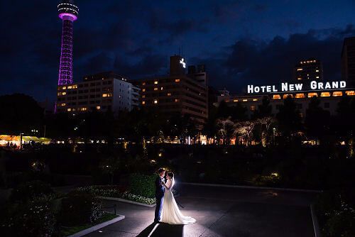 横浜マリンタワーの下でツーショット撮影